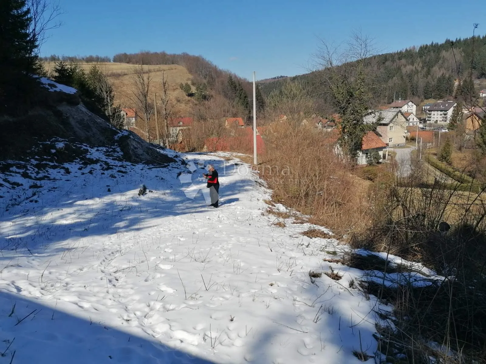 gorski kotar moravice - lijepo osunčano zemljište sa ucrtanom ruševinom - slika 4