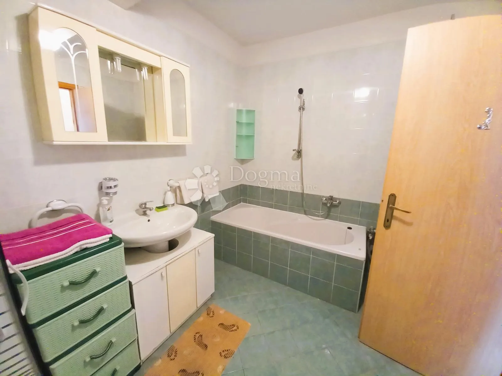 labin, etaža sa tri stambene jedinice - slika 18