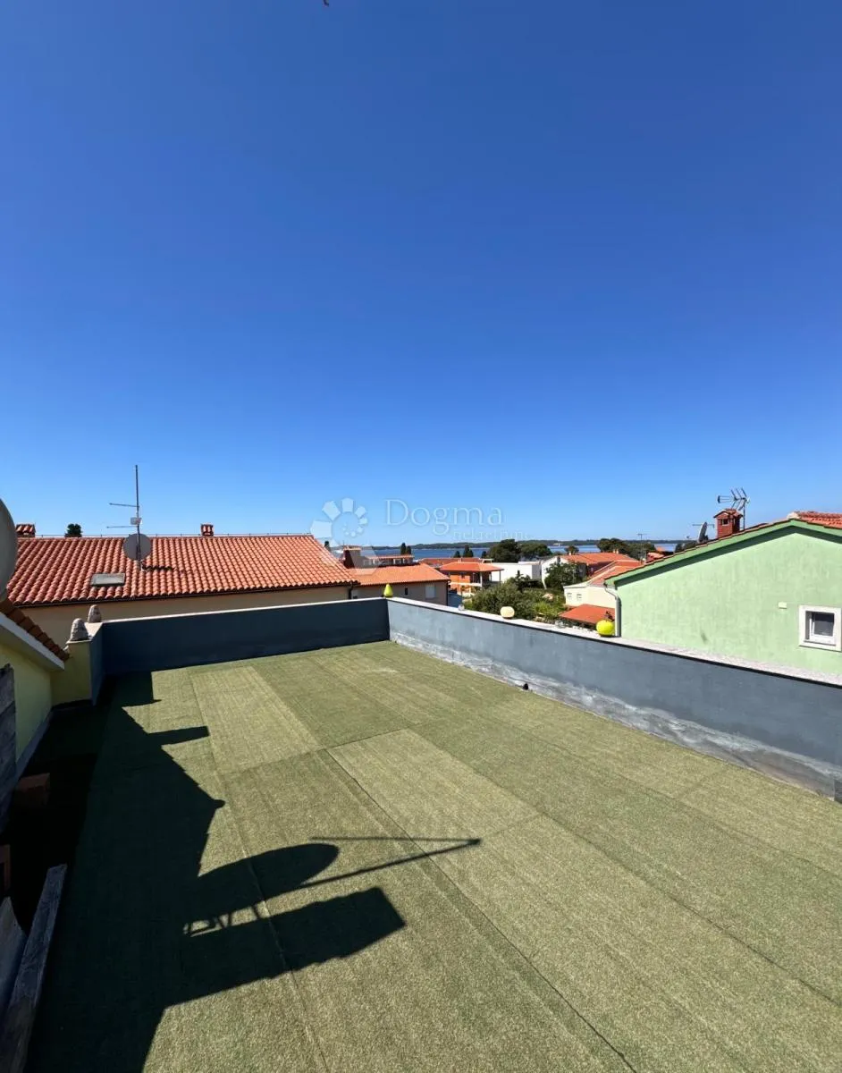 fažana 3 stana + krovna terasa 200m od mora - slika 1