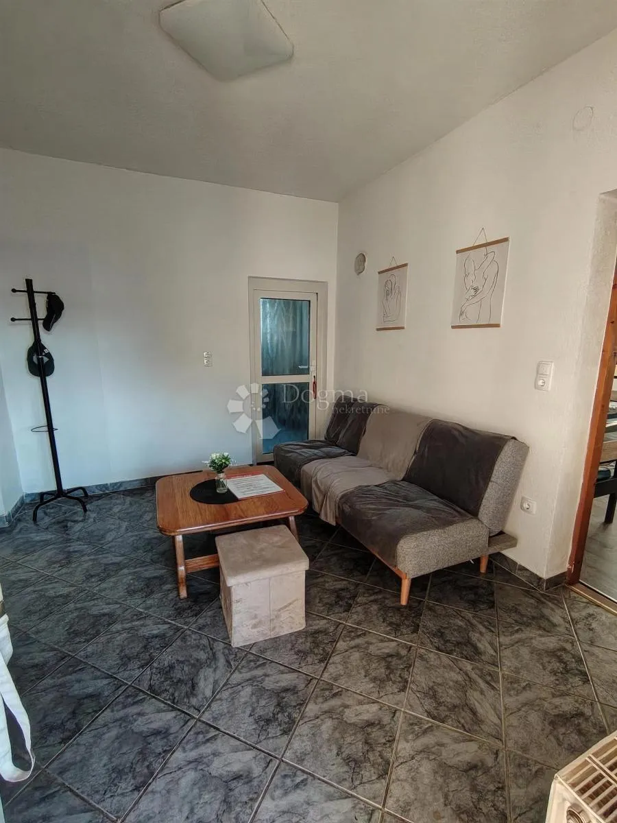 sokolovac-prostrana kuća s dva stana - slika 16