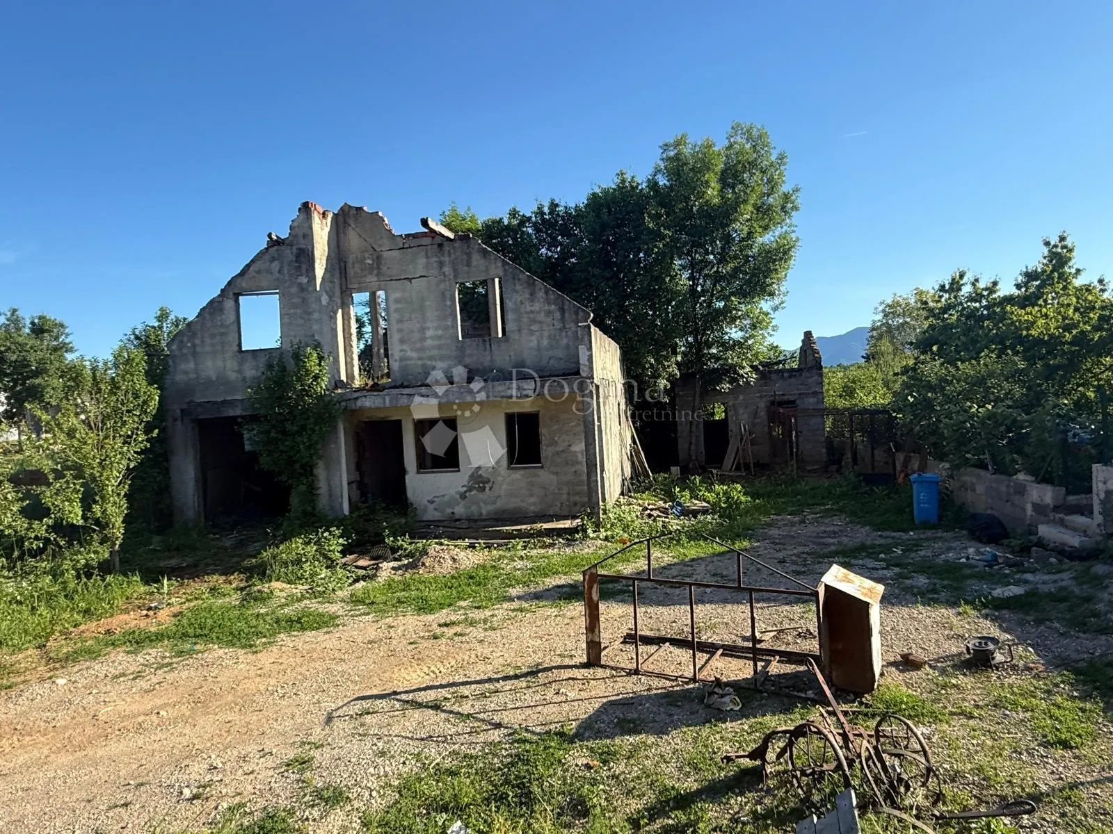kuća zgrada dvorište i namještaj blizina centra - slika 18
