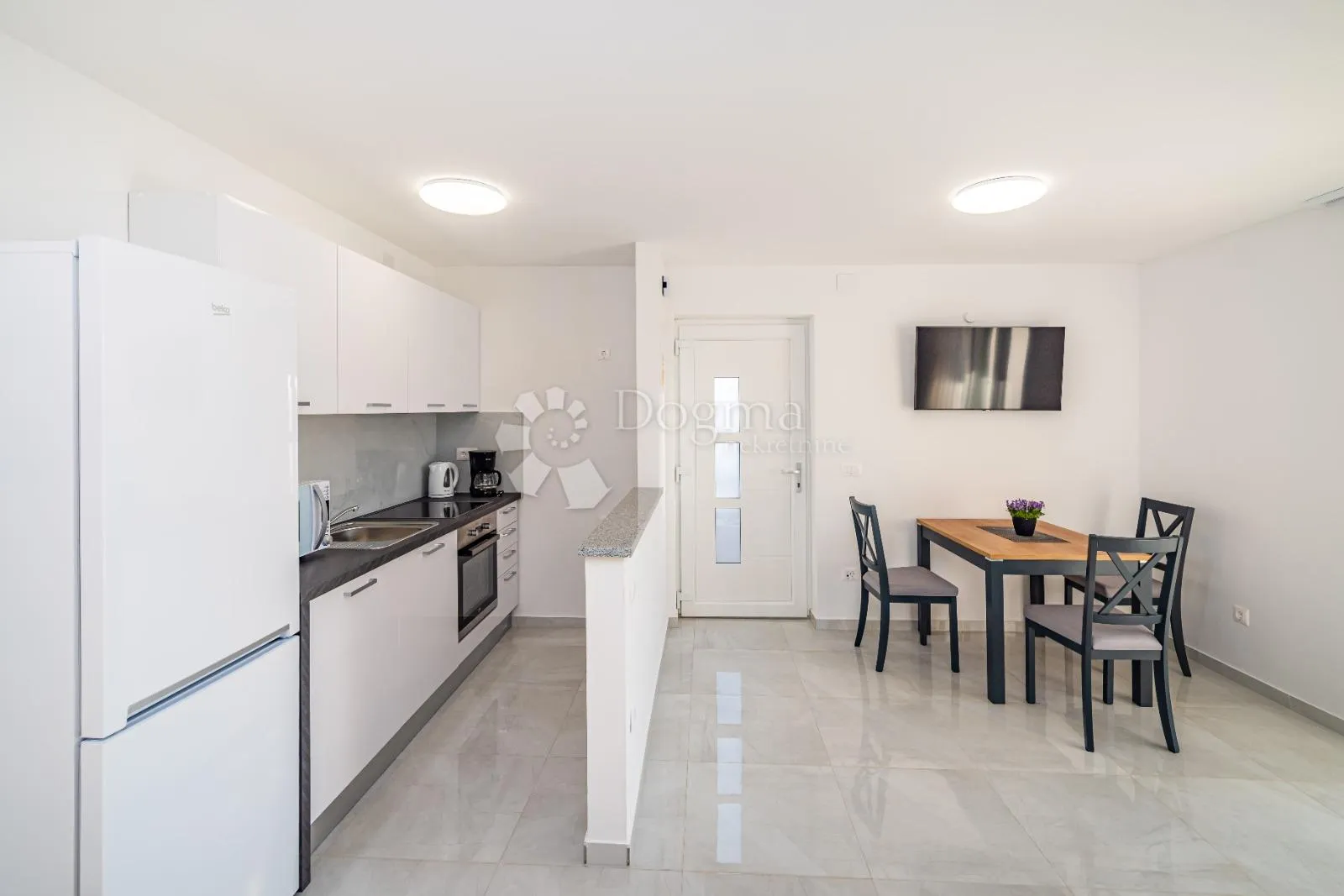 kuća s bazenom i pogledom na more – novigrad - slika 9