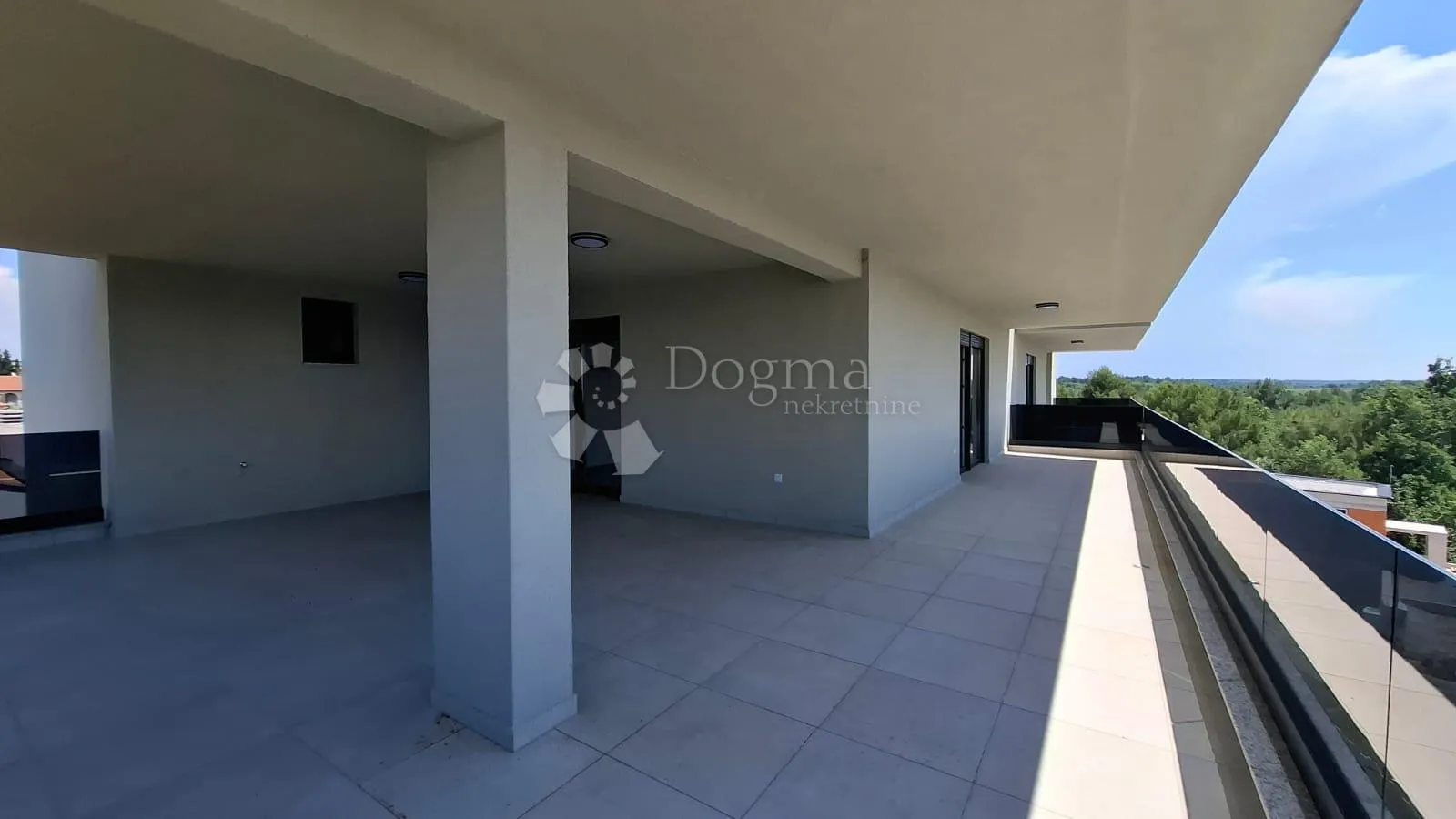 penthouse sa 3ss+db i krovnom terasom 800m od mora - slika 6