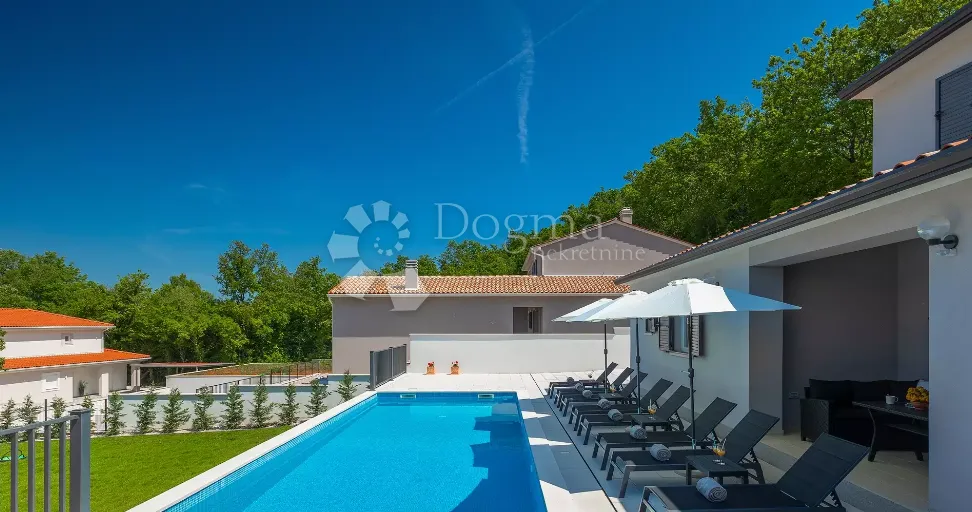 sniženo!!impozantna villa u blizini labina - slika 14