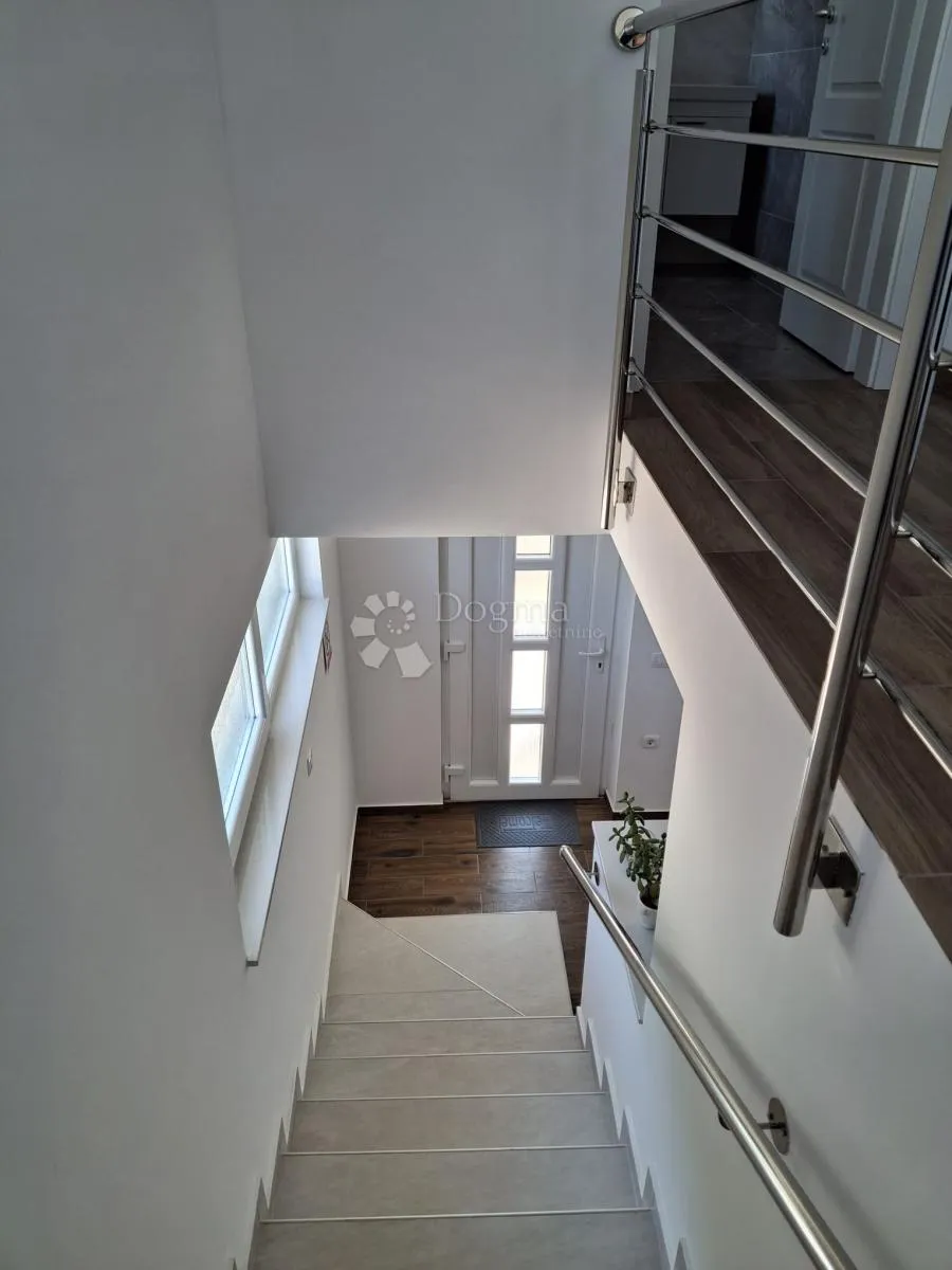 banjol-dvojna mediteranska vila s pogledom na more i bazenima - slika 48