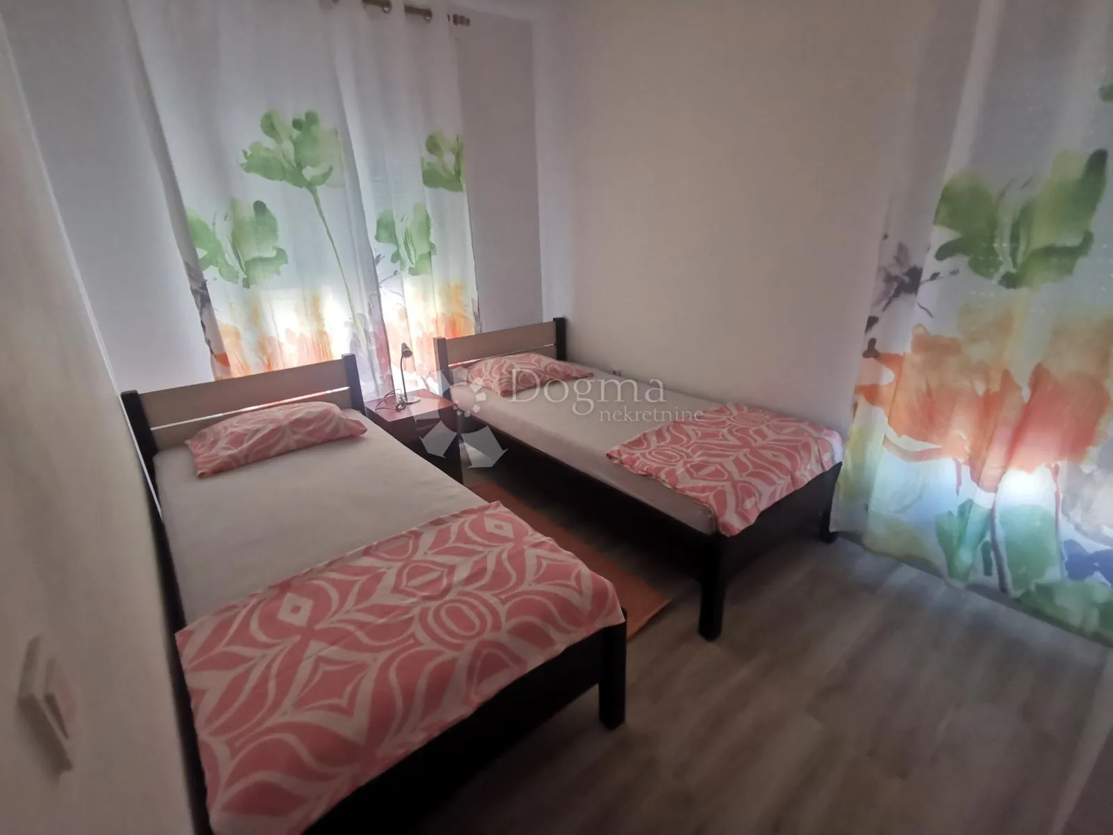 kuća na viru s bazenom i apartmanima - 698m2 - slika 7