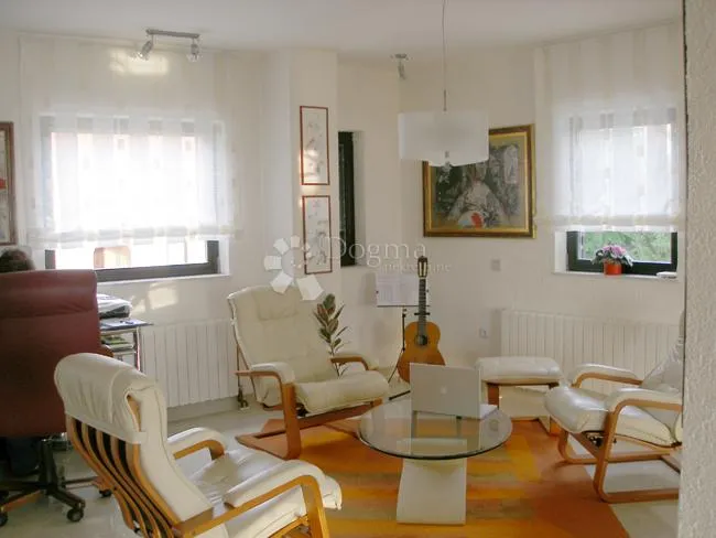 kuća sa 3 odvojena apartmana - slika 9