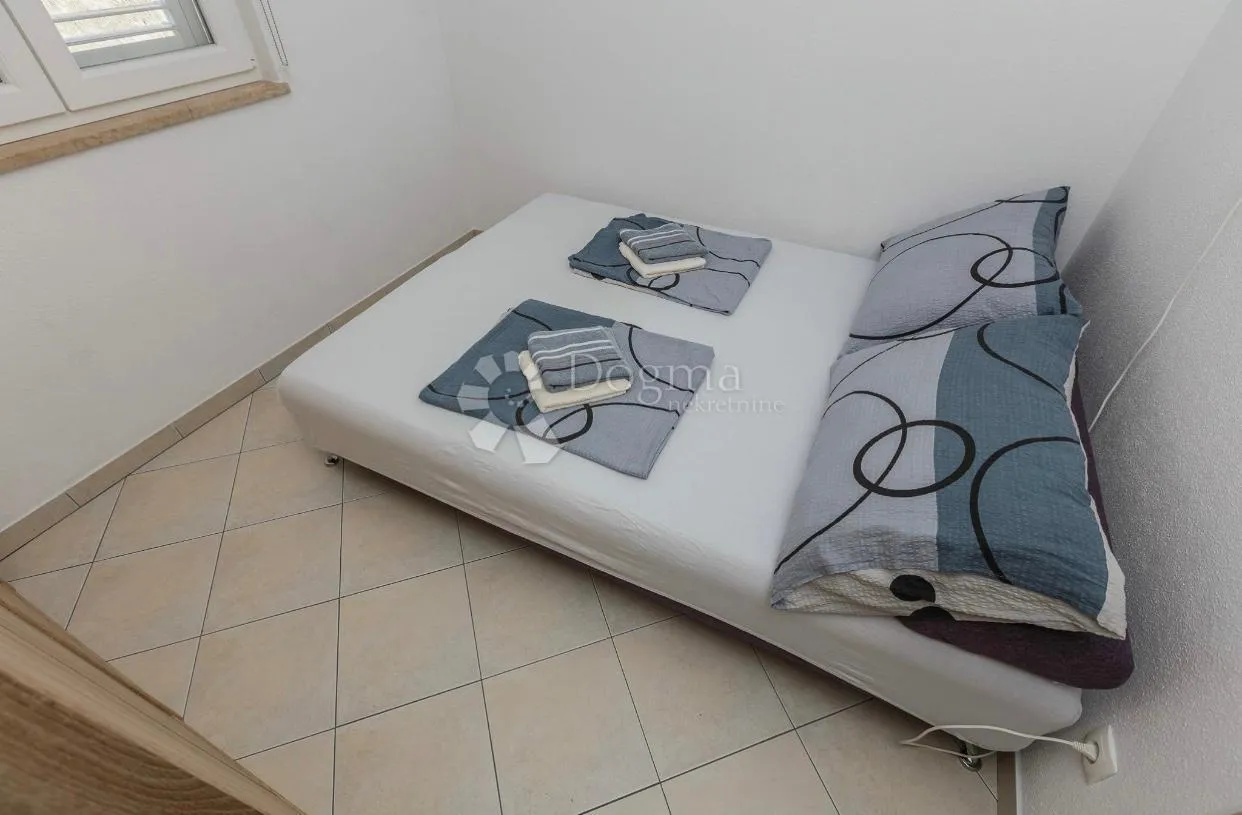 dvosobni apartman sa pogledom na more, super lokacija - slika 18