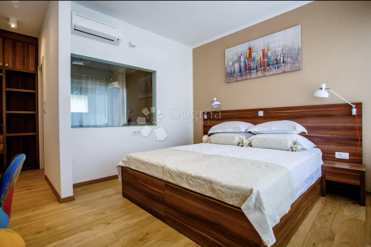 luksuzna vila s panoramskim pogledom i potpunom privatnošću u kaštelima - slika 25