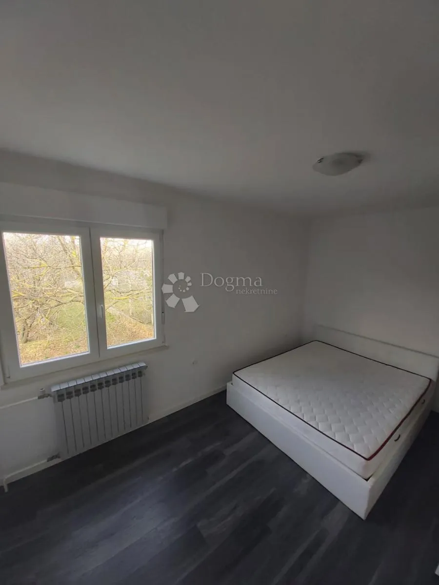 kuća s dva stana i 8300 m² građevinskog zemljišta - slika 3