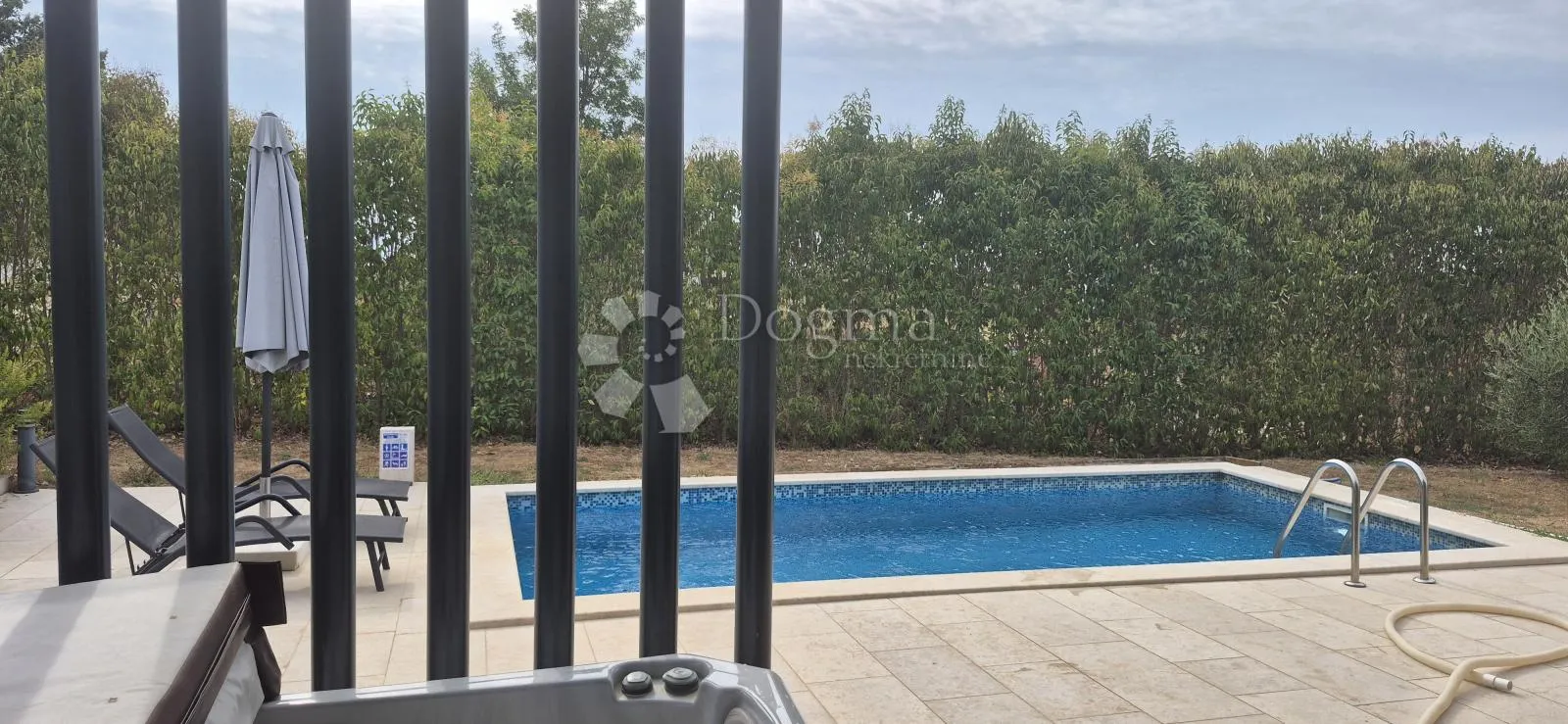 kuća sa bazenom i jacuzijem okružena zelenilom - slika 25