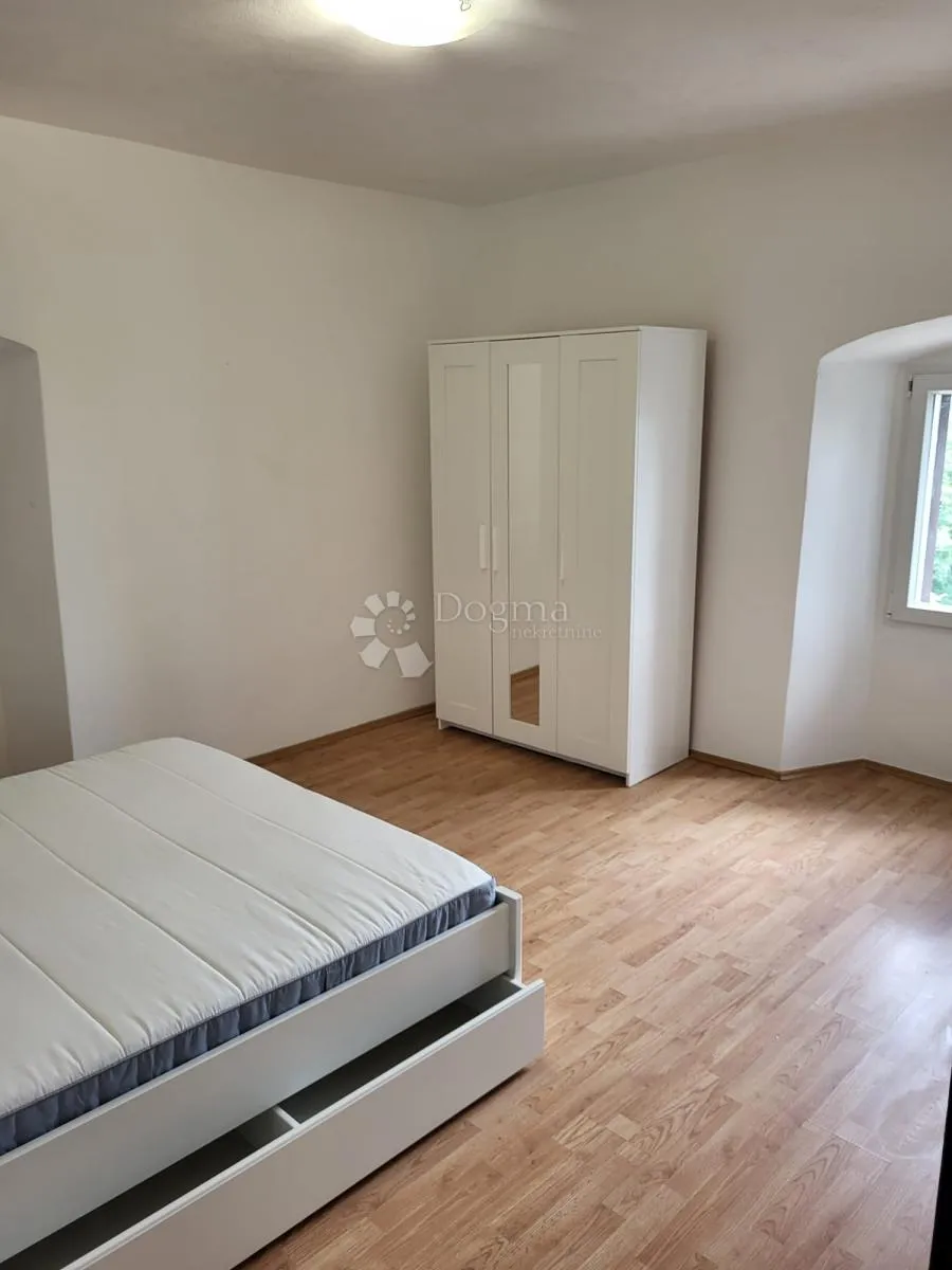 šarmantna kućica sa dvorištem - slika 9