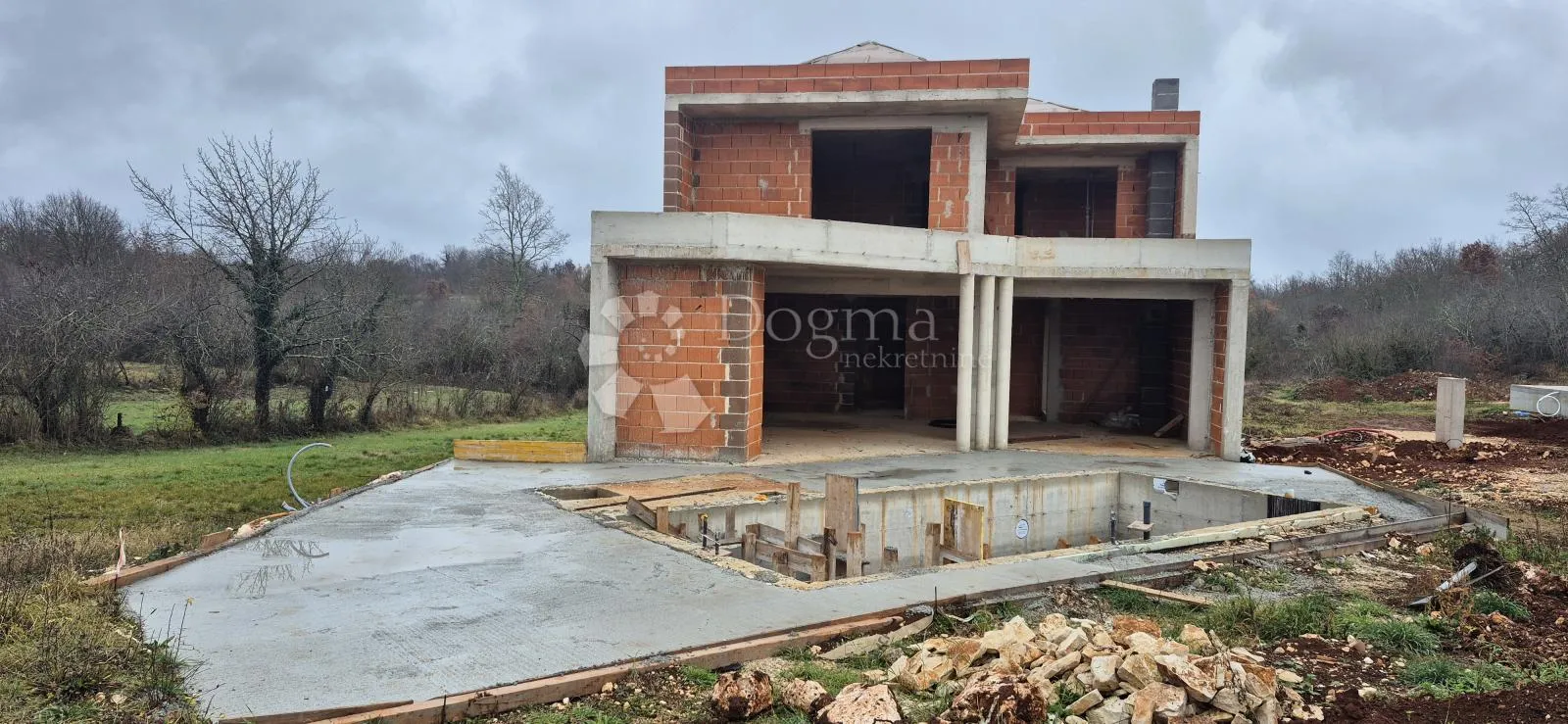 kuća s bazenom u roch bau fazi nedaleko barbana - slika 11