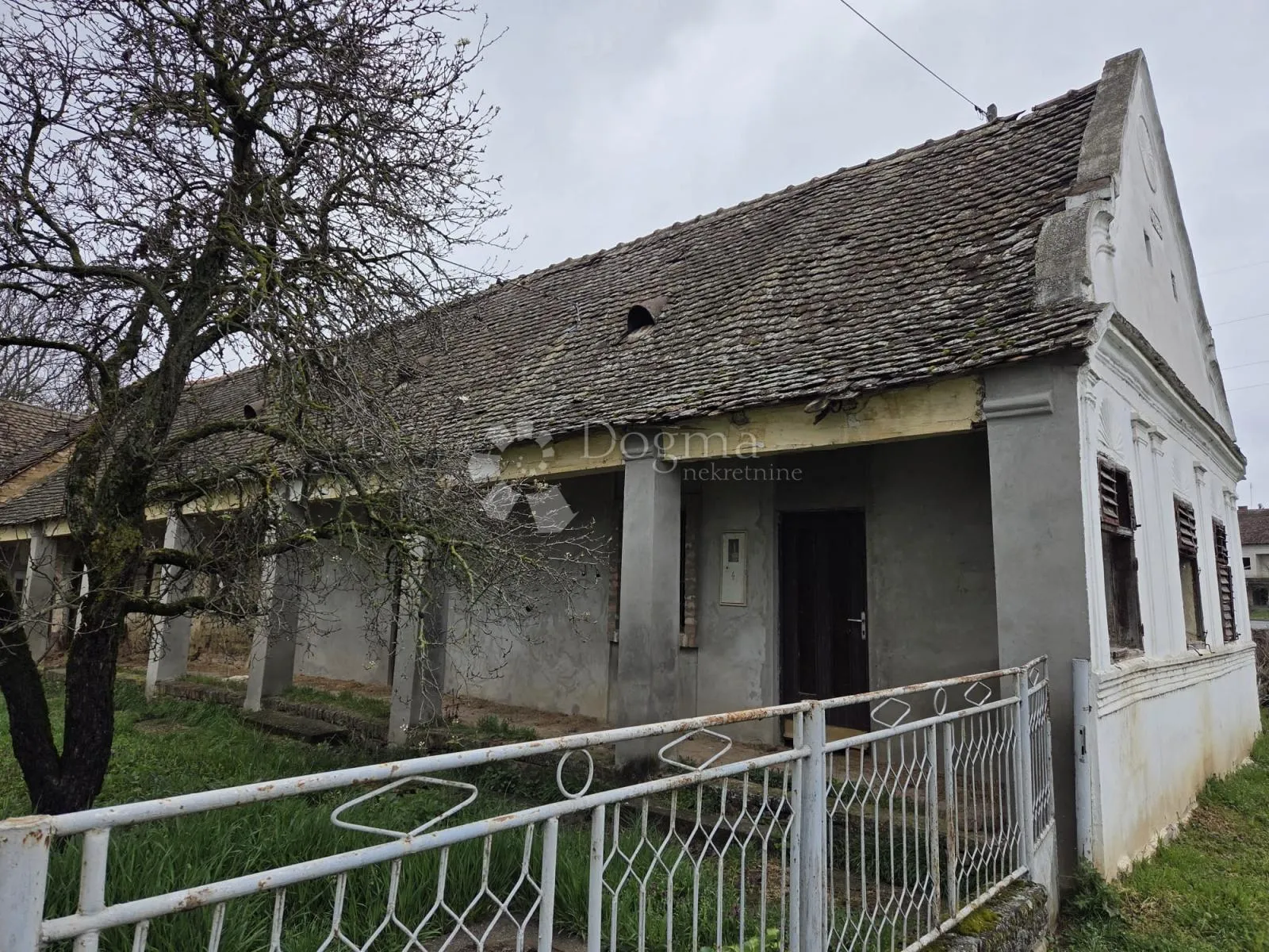 kuća 325 m² + 1 ha zemlje, glavna cesta – b. manastir - slika 1