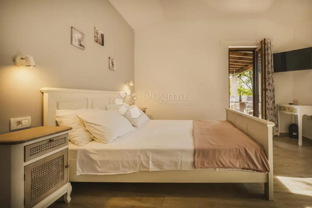 kuća s restoranom i 4 sobe za turistički najam - namješteno - slika 10