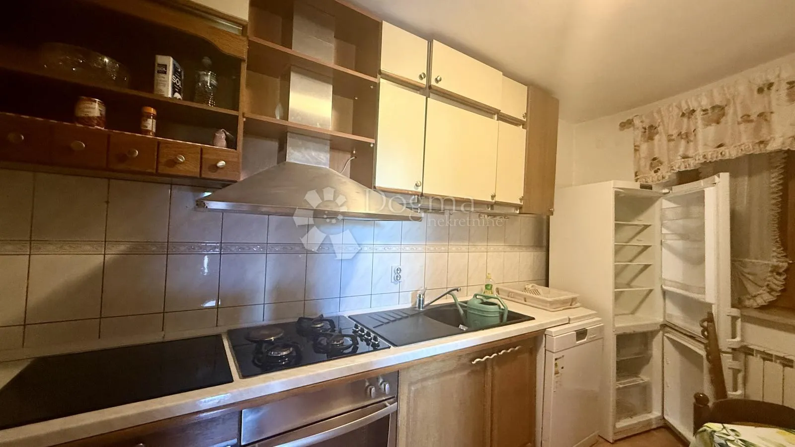 samo kod nas!! pula,apartmanska kuća blizu centra sa ljetnom kuhinjom,garažom i bazenom - slika 12