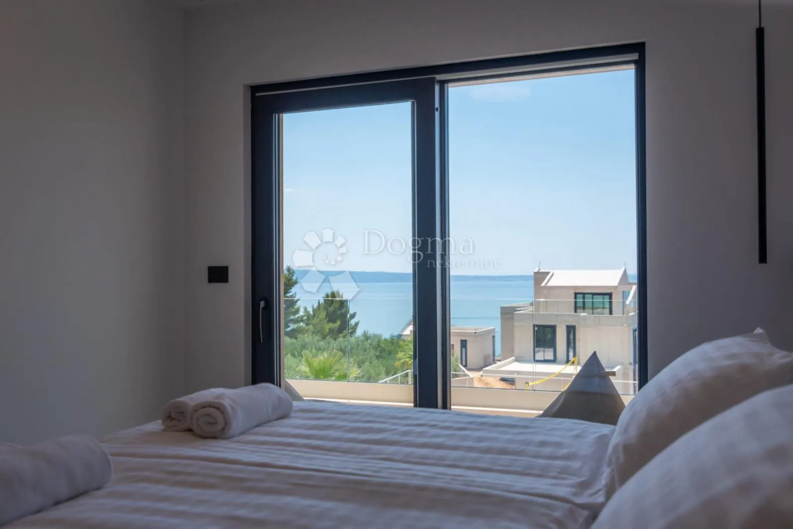 villa sa bazenom i teniskim terenom, podstrana - slika 12
