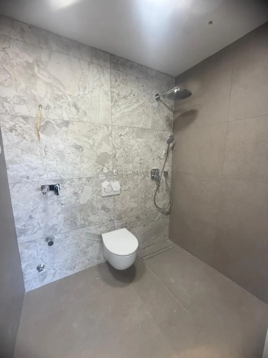 apartman na zadnjoj etaži s krovnom terasom i pogledom na more - slika 11
