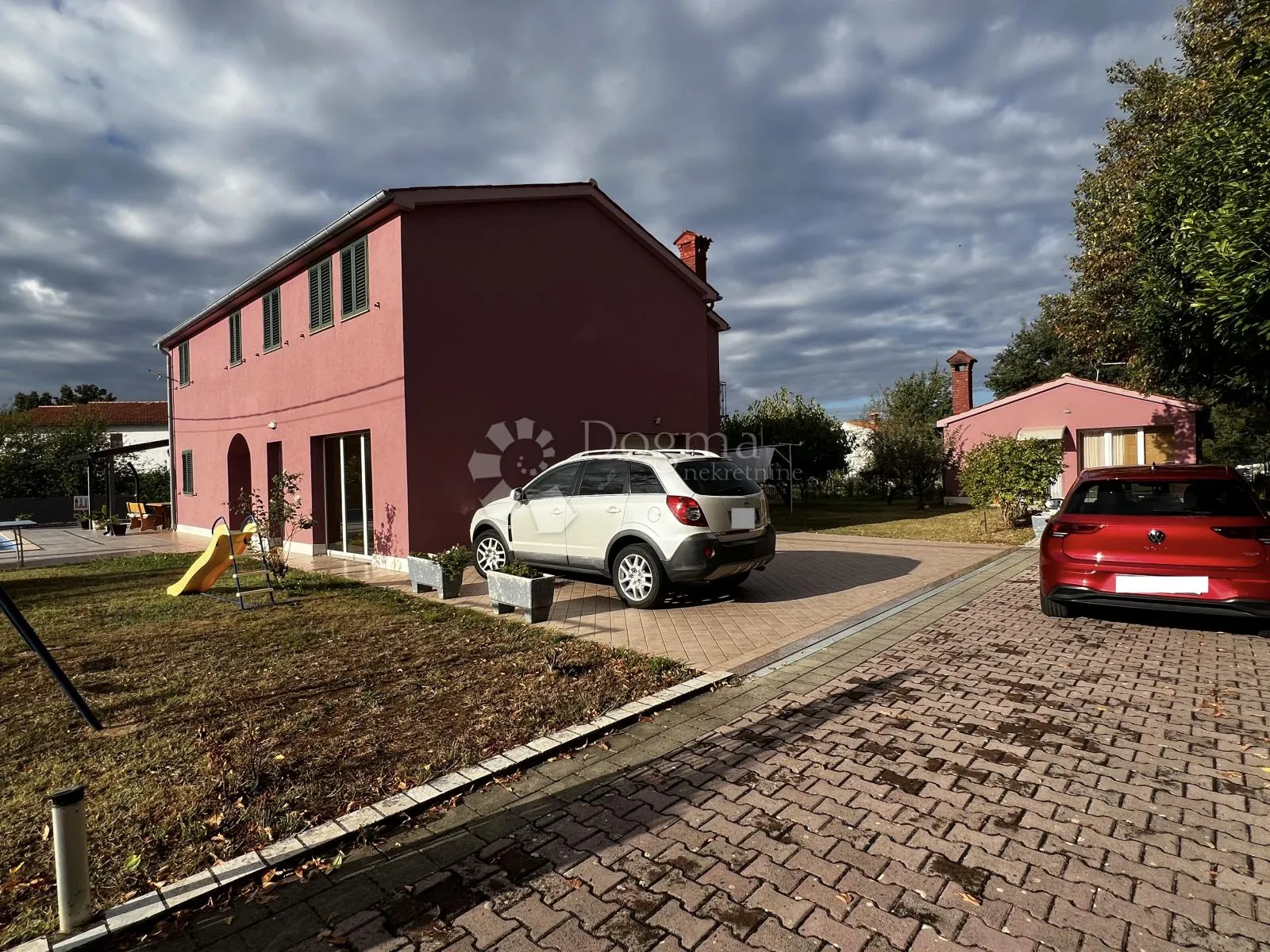 kuća sa dva stana i pomoćnim objektom - labin - slika 27