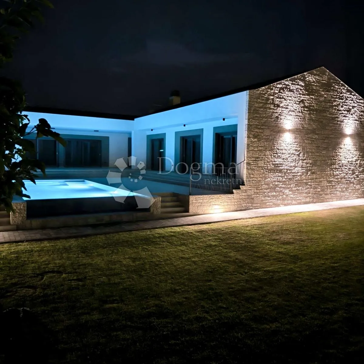 vila u blizini rovinja sa imanjem - slika 39
