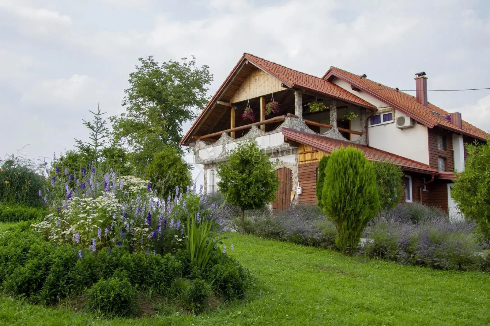 imanje kuće pomoćni objekti i zemlja 10000 m2 - slika 7
