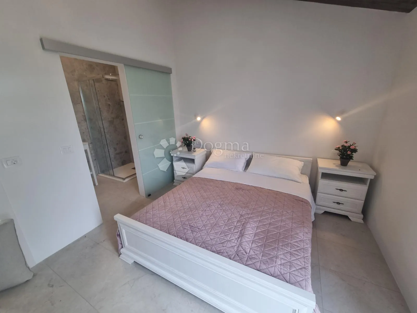 novoizgrađena vila u okolici barbana na brežuljku s otvorenim pogledom - slika 24