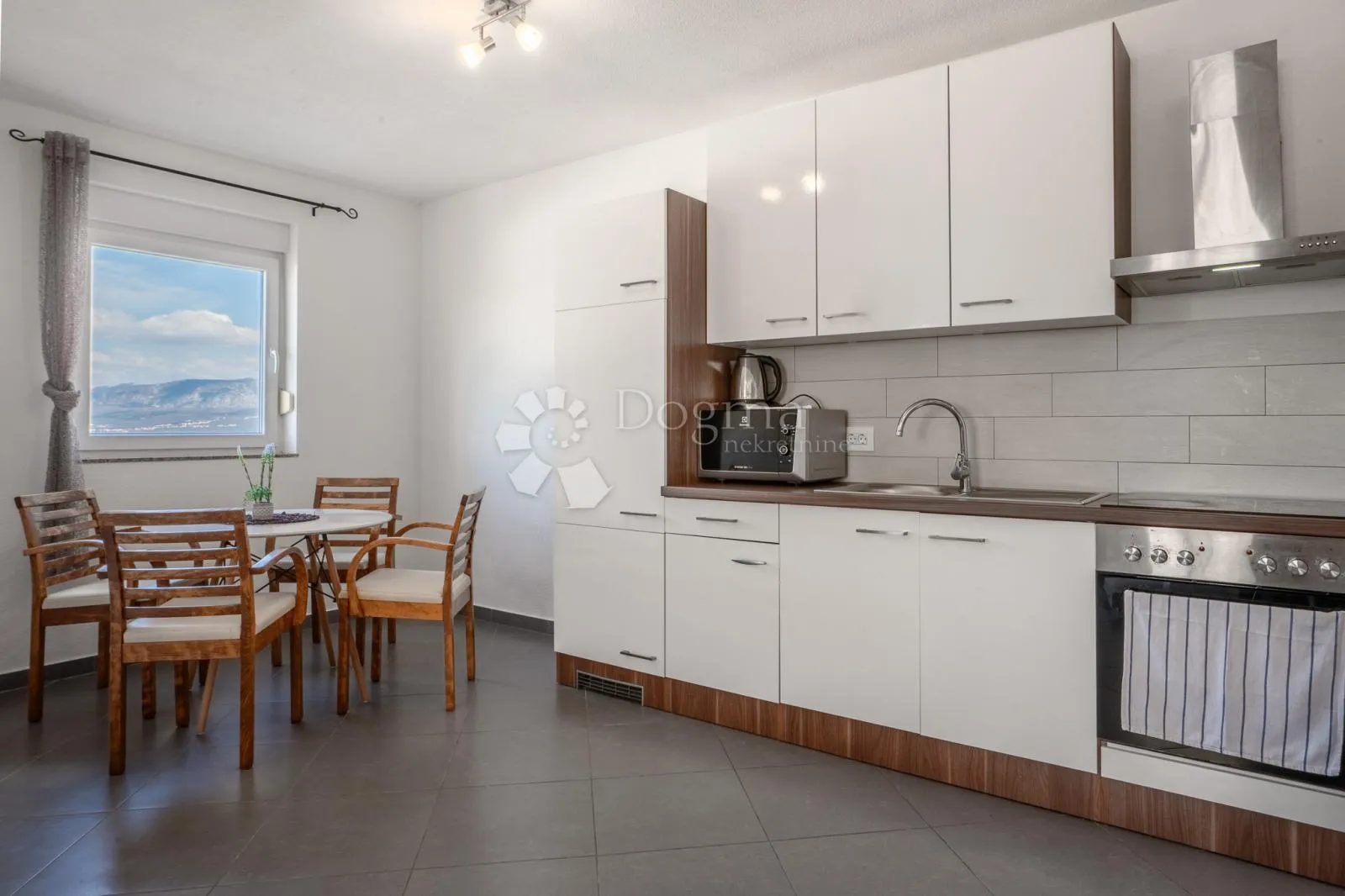 klimno, apartman na samo 250m od mora - slika 2