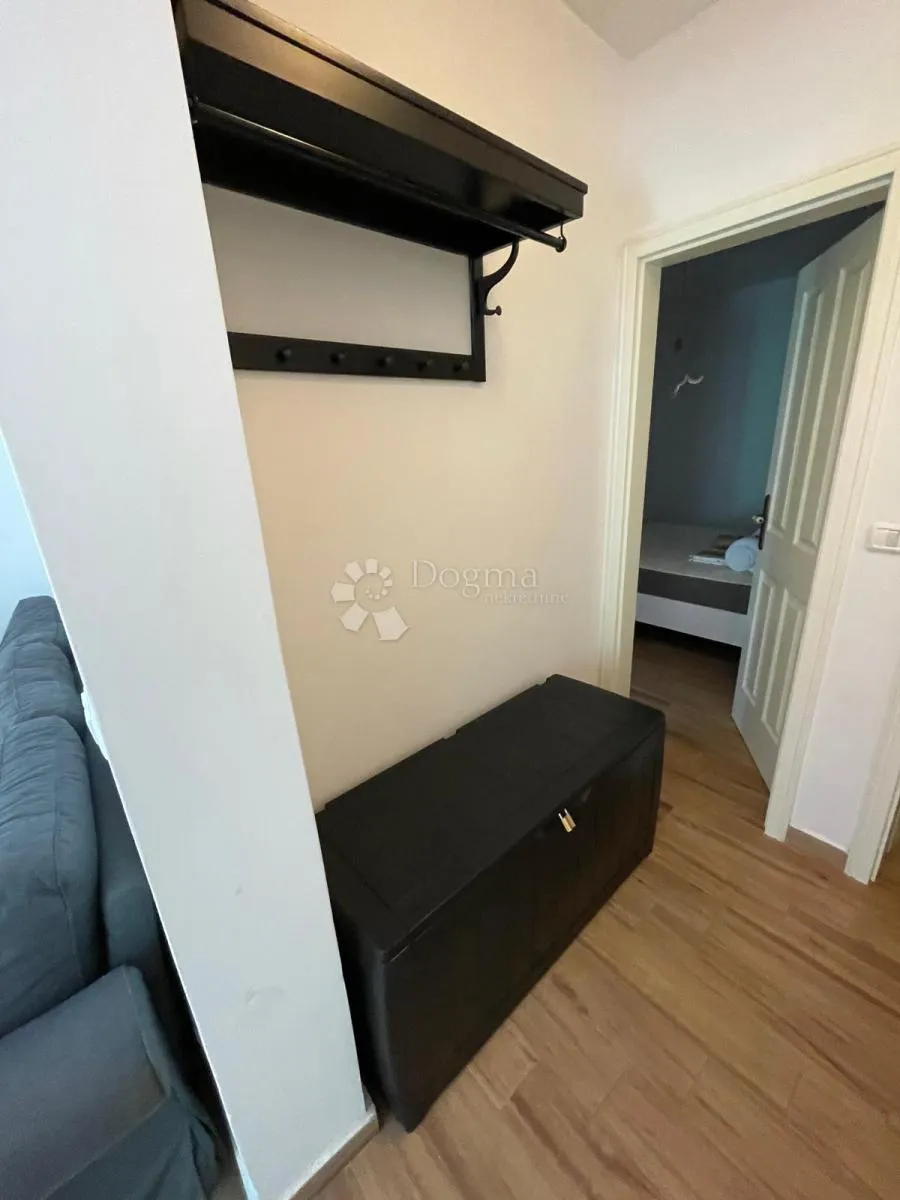 kuća sa bazenom, okružena zelenilom - slika 17