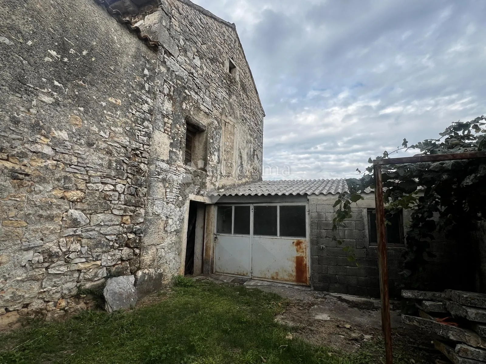 ruševina u nizu sa pogledom - slika 2