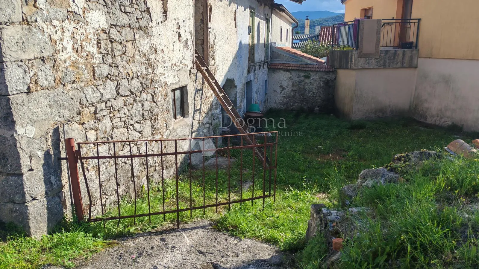 starina sa novim krovom - slika 4