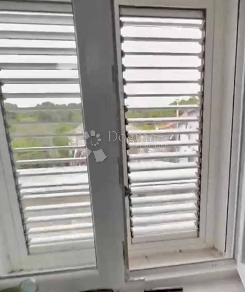 tisno kuća u prvom redu do mora odlična prilika - slika 29