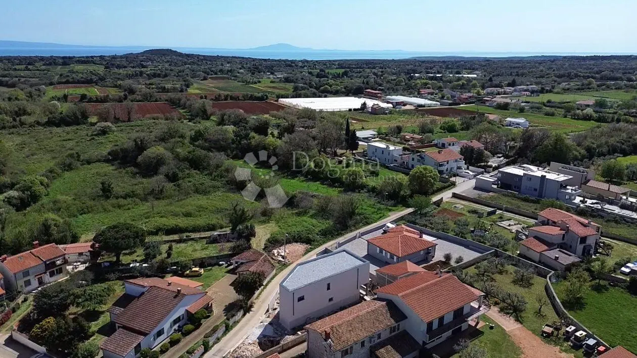 atraktivna vila u šišanu s dva odvojena stana i bazenom, blizina mora - slika 16