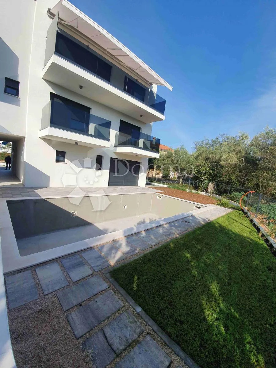 vila sa 4 apartmana, 2 bazena, 200 metara od mora - slika 34