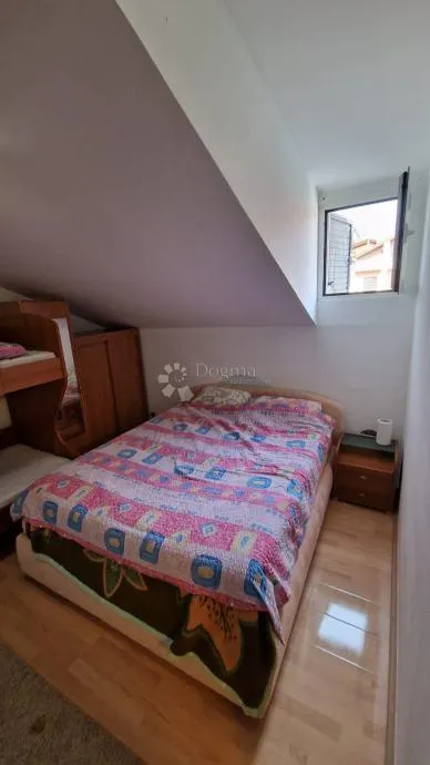 kuća blizu mora sa tri stana - slika 10