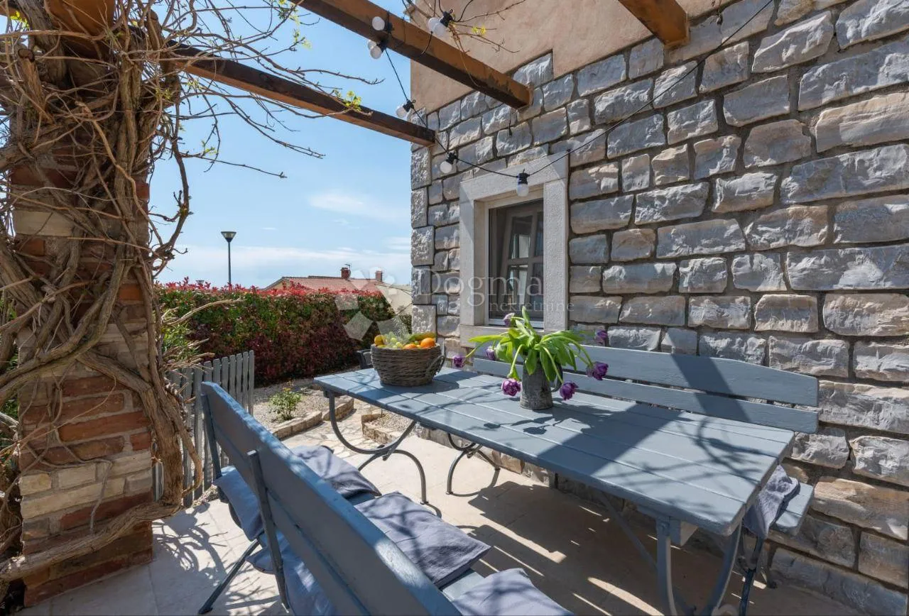 romantična kamena villa s bazenom - slika 33