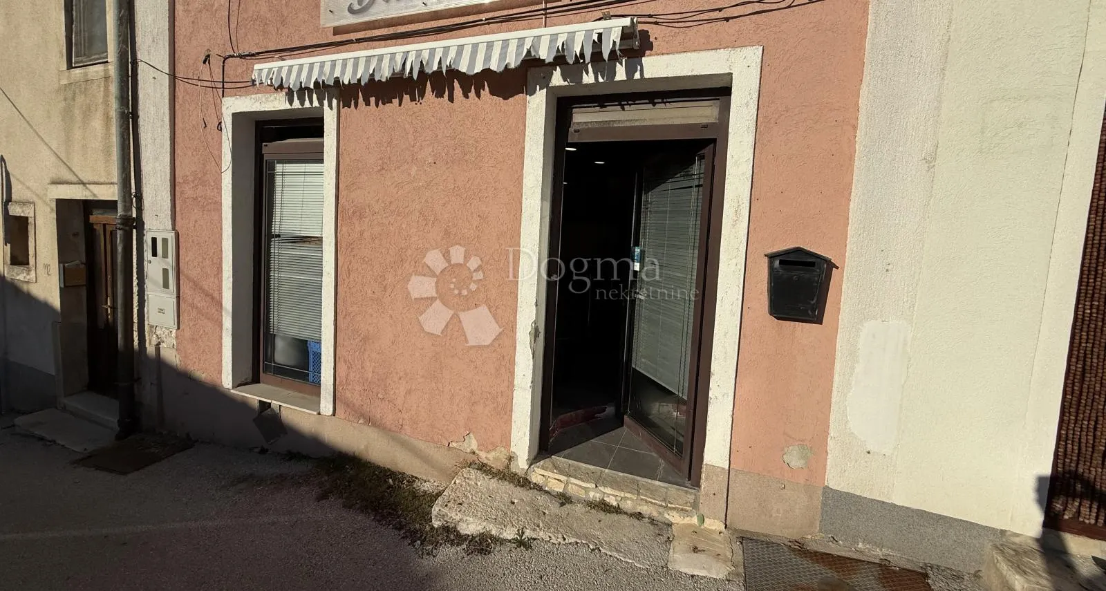 kuća sa ugostiteljskim objektom u prizemlju i terasom , u centru medulina - slika 1