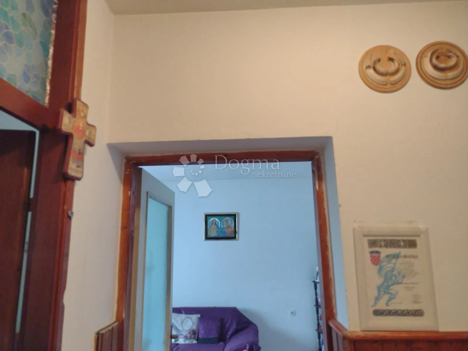 komforna kuća novije gradnje sa imanjem - slika 10