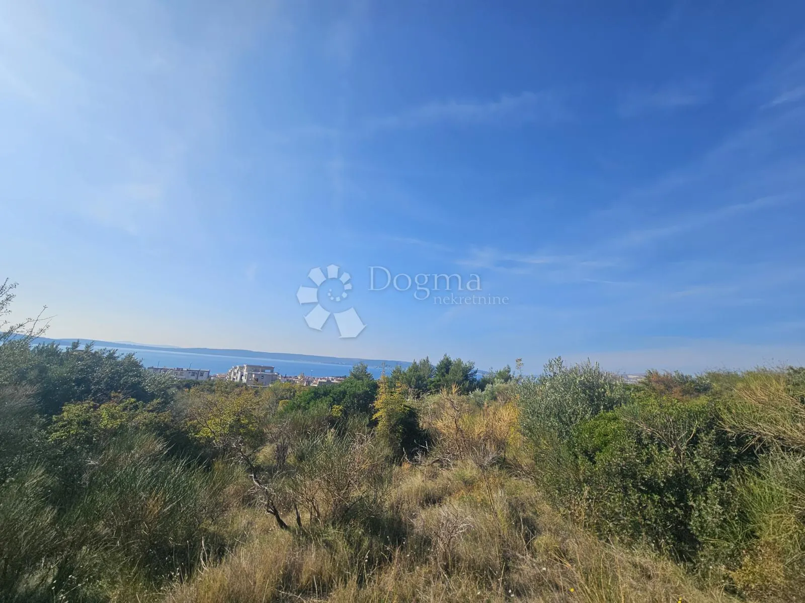 građevinsko zemljište iznad magistrale s panoramskim pogledom na more u kaštel kambelovcu! - slika 3
