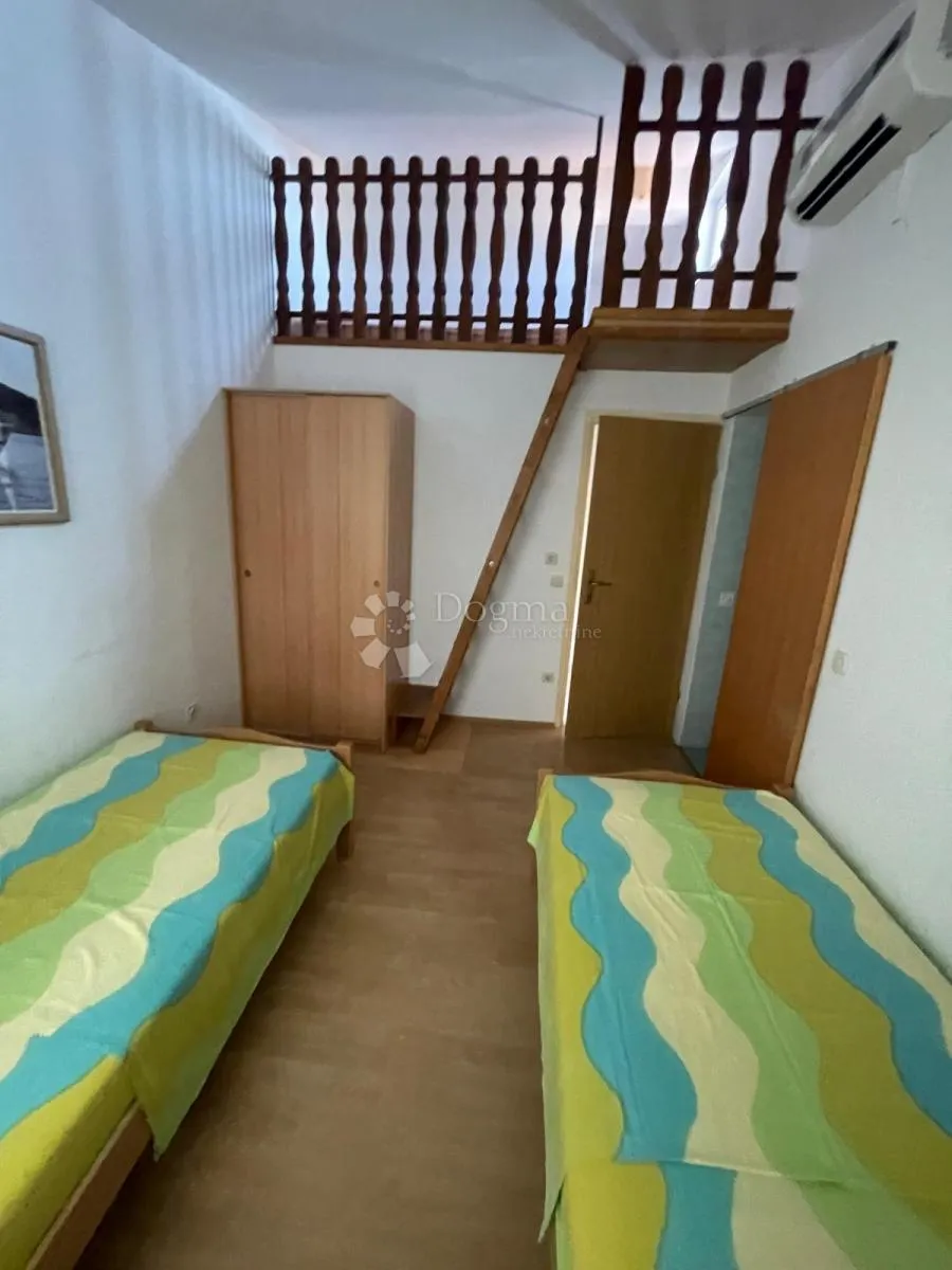 kuća s 3 stana i pogledom na more – blizina mora i centra - slika 8