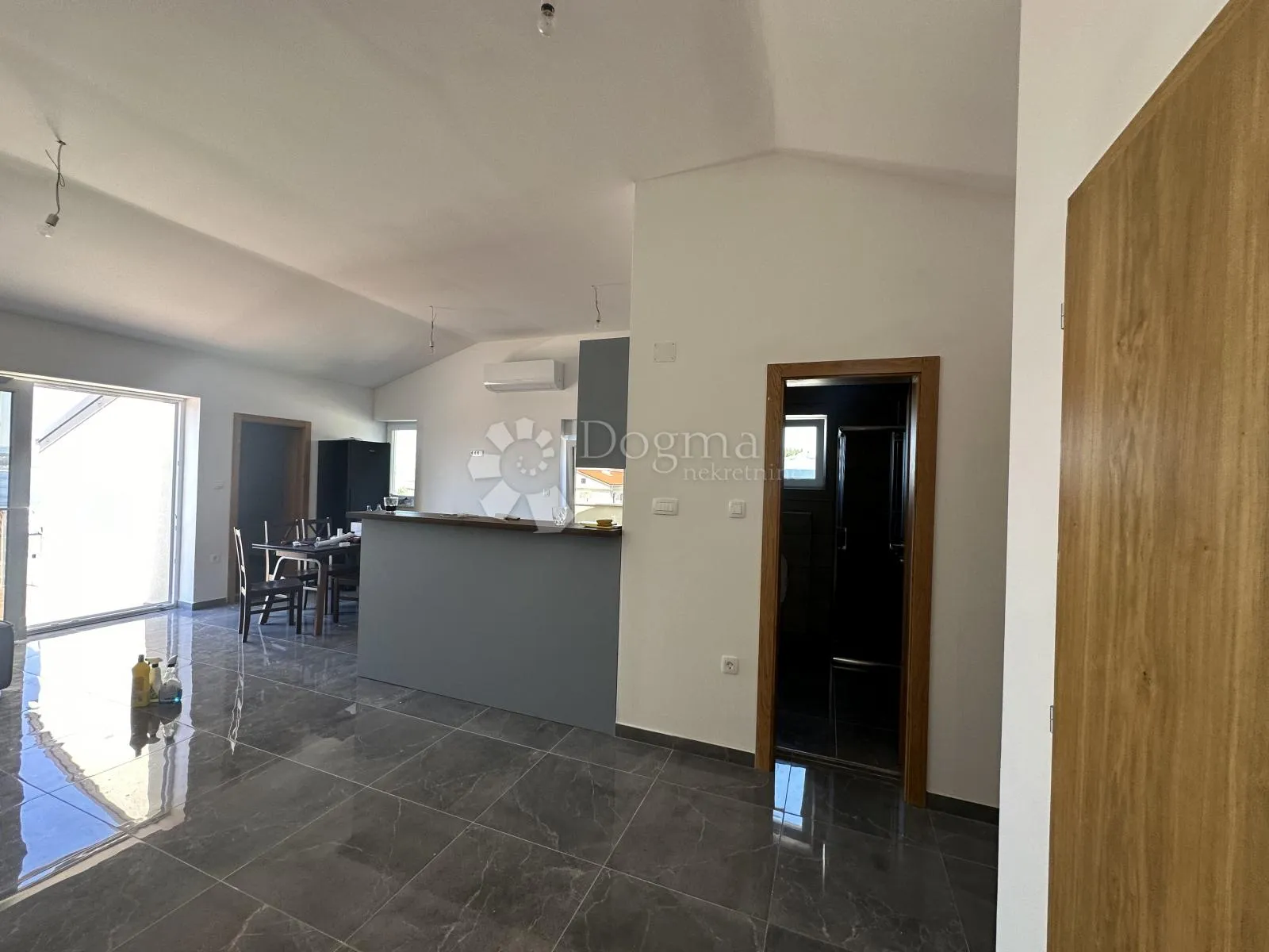 kuća sa 6 apartmana 550m2 u blizini mora - slika 2