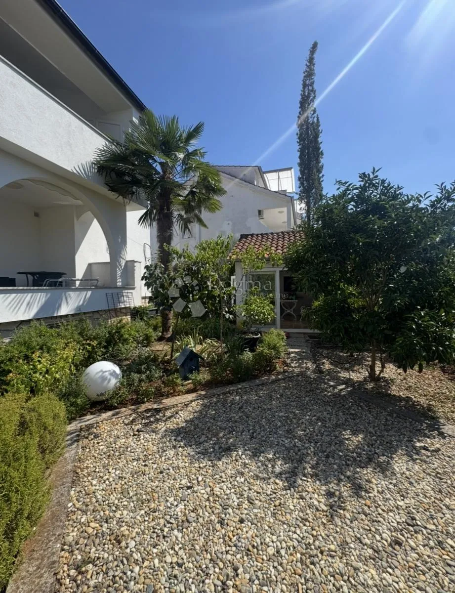kuća sa 3 odvojena apartmana - slika 5