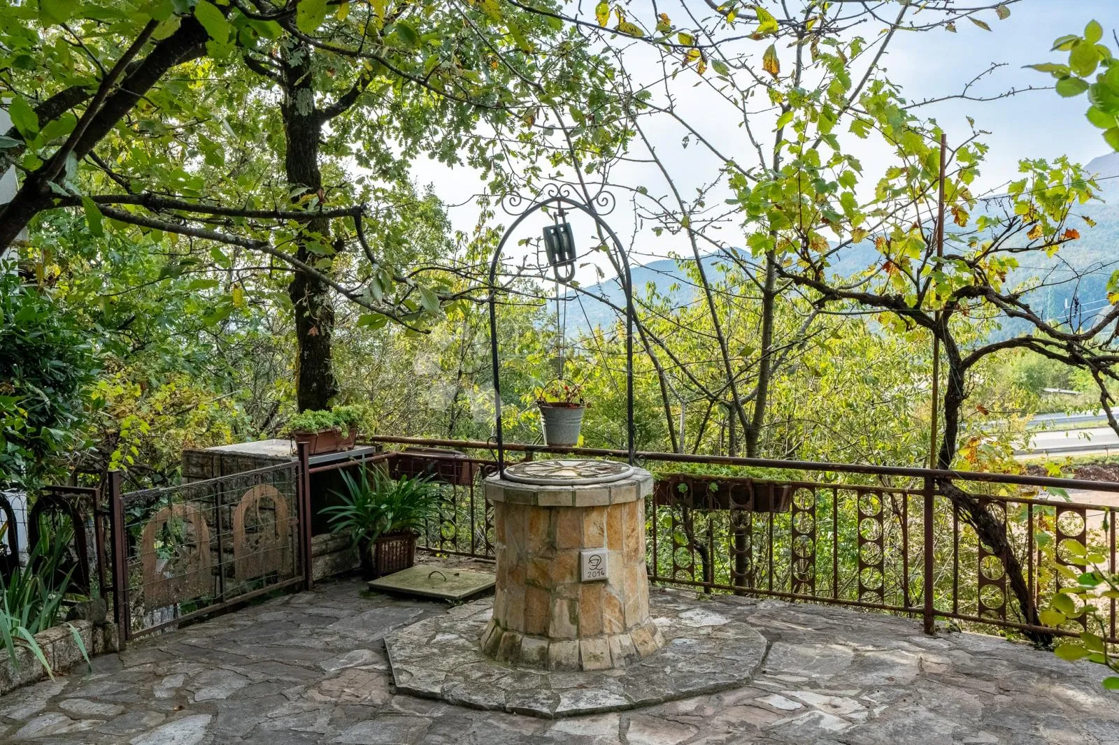 kuća s dva stana i lijepim okolišem - slika 16