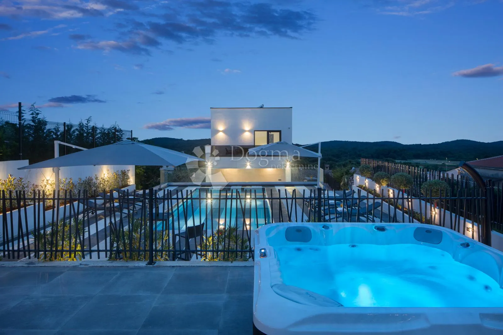 elegant modern villa with a luxurious estate and pool in istria - slika 1