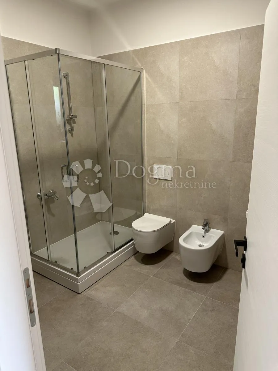 samostojeća kuća bulevard, 250 m² plus garaža 54,59m2 - slika 6