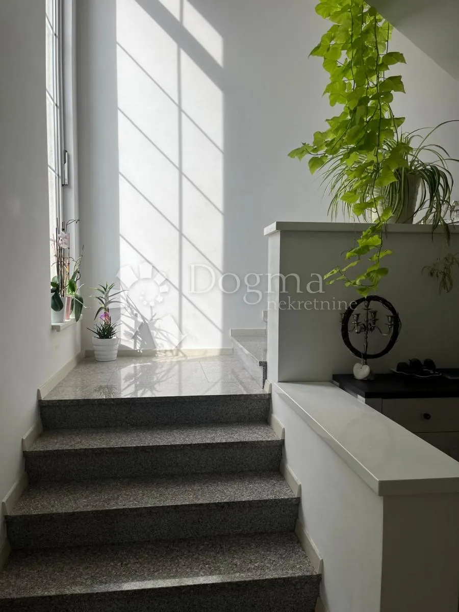 prekrasna vila sa velikom uređenom okućnicom - slika 8