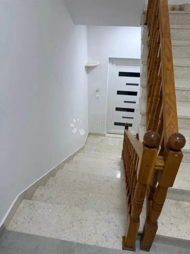 stan u stambenoj zgradi s okućnicom – sinj (115 m² + 361 m² dvorišta)) - slika 11