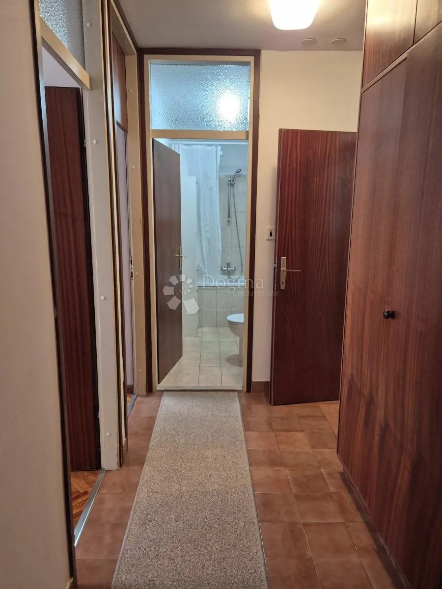 prodaje se prostran i uredan stan s terasom i vrtom – visoka - slika 11