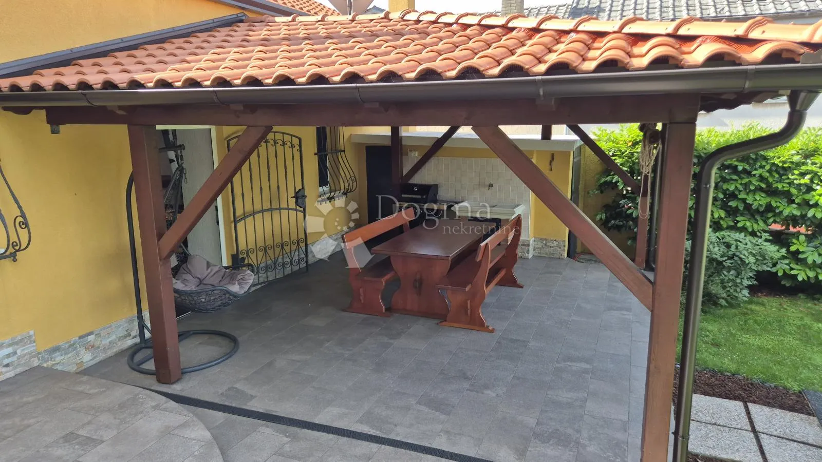 predivna kuća u okolici rijeke - slika 23
