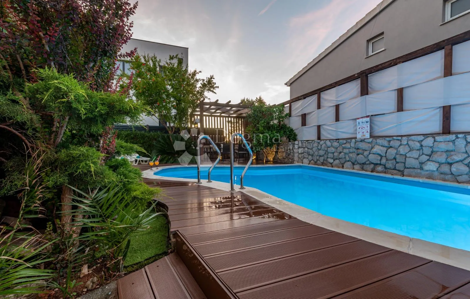 tri apartmana s bazenom - slika 43