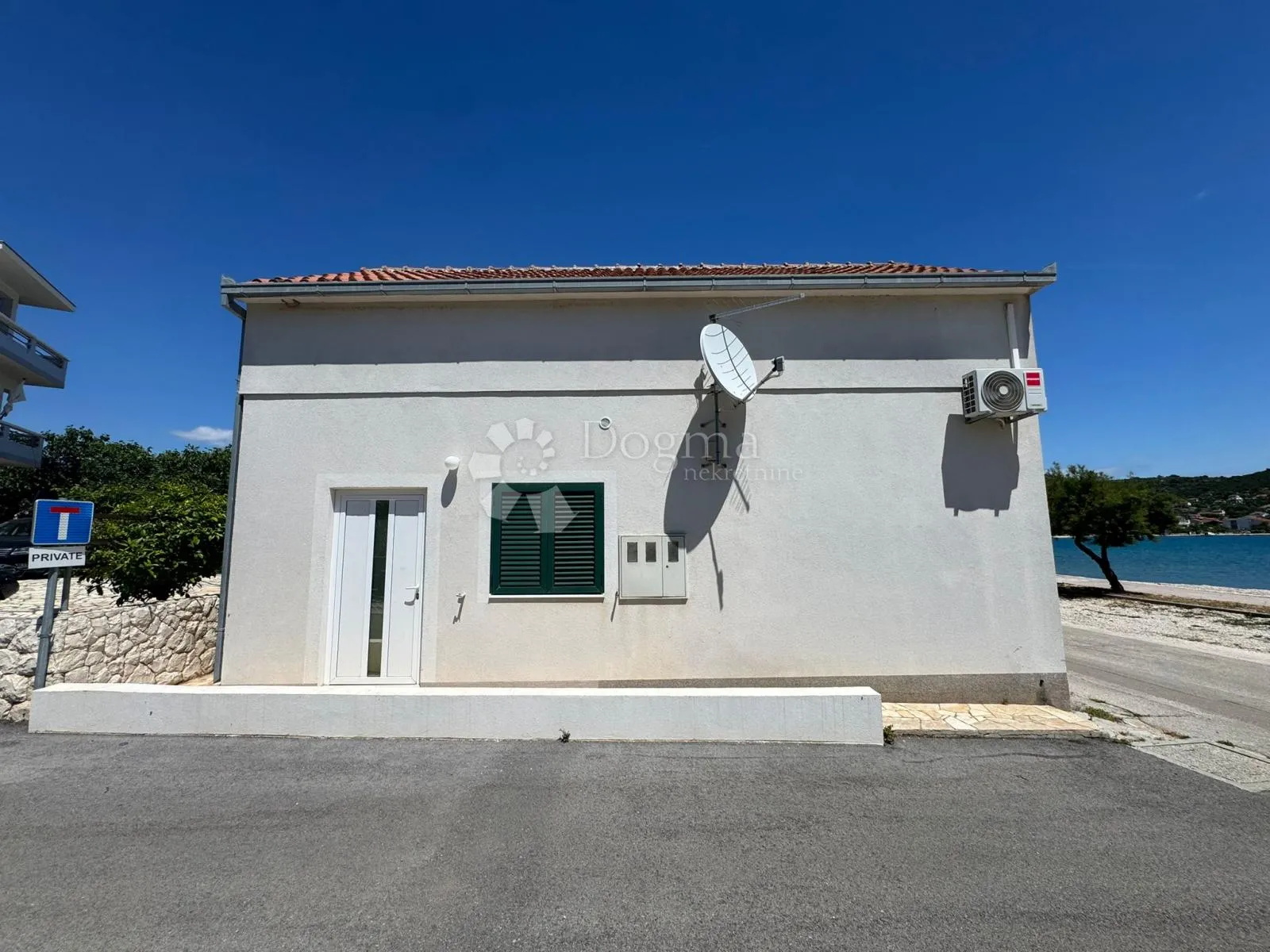 kuća s 3 apartmana i poslovnim prostorom vinišće - slika 14